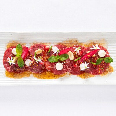 Tartare de saumon avec une vinaigrette au sésame toasté